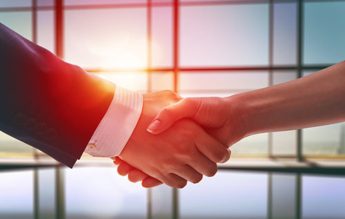 Abbildung von zwei Händen (Frauenhand und Männerhand, die sich schütteln)